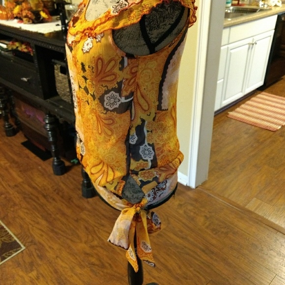 Gorgeous Sleeveless Summer Top - Picture 3 of 6